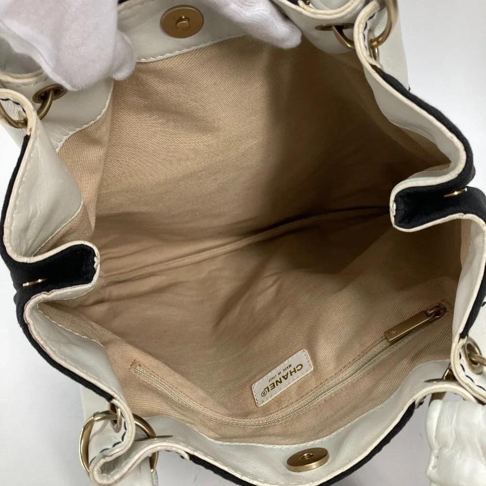 CHANEL Black Leather Shoulder Bag